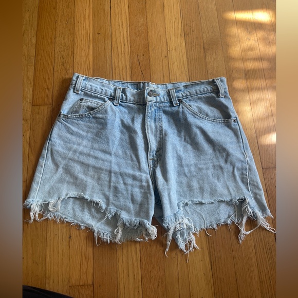 80s Vintage Light Wash Levi’s Cut off Jean Shorts - Picture 3 of 9